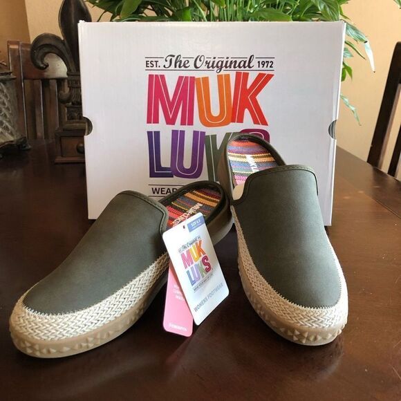 MUK LUKS - 🎉HP🎉 L Sz 6.5 Green Street Kings Highway Faux Leather Clogs. NWTIB! - Picture 1 of 16